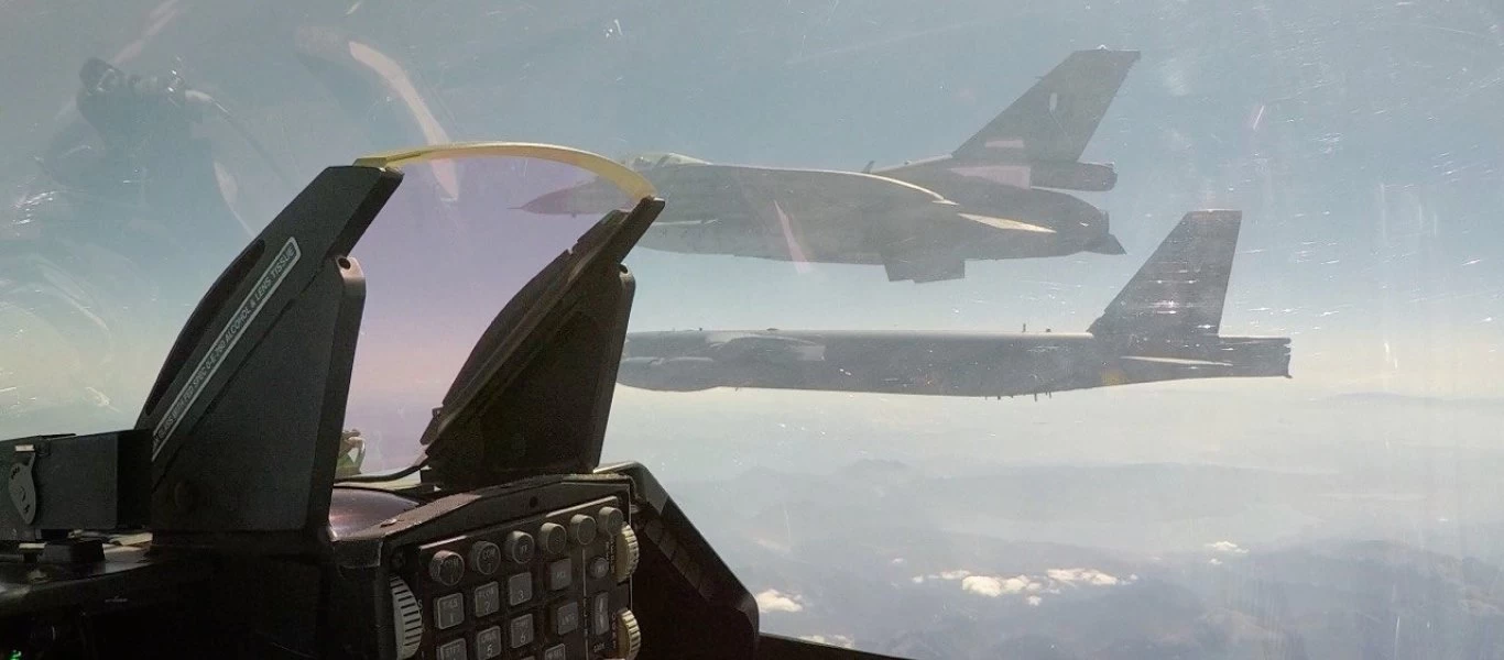 Η στιγμή που ελληνικά F-16 συνοδεύουν αμερικανικό βομβαρδιστικό B-52(βίντεο)